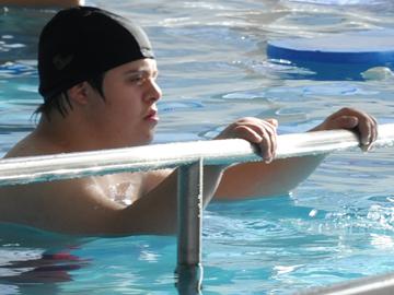 Persona con discapacidad realizando actividades acuáticas en piscina
