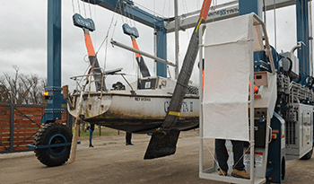 Grúa travelift del puerto deportivo de Juan Lacaze