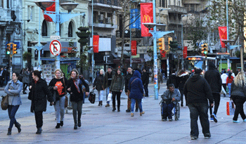 Gente transitando por Montevideo