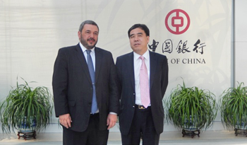 El ministro de Economía de Uruguay, Mario Bergara, y el presidente del Banco de China, Tian Guoli