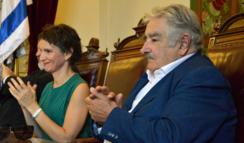 El presidente Mujica recibe las llaves de Santiago de manos de su alcaldesa, Carolina Tohá (fotos de Municipalidad de Santiago)