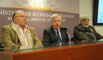 Ministros Astori y Bonomi con Daniel Añón en conferencia de prensa