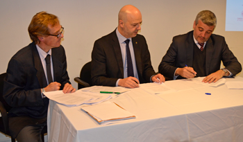 Antonio Carámbula firma convenio entre Instituto Uruguay XXI y empresas exportadoras