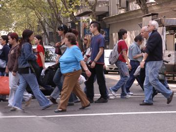 Gente caminando en calle