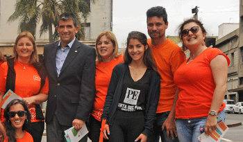 Raúl Sendic con jóvenes participantes en actividades de voluntariado social