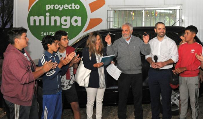 Adolescentes del Proyecto Minga, Padre Mateo y Diego Olivera Adolescentes del Proyecto Minga, Padre Mateo y Diego Olivera