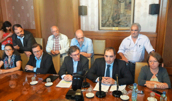 Autoridades de Economía y legisladores del Frente Amplio en conferencia de prensa