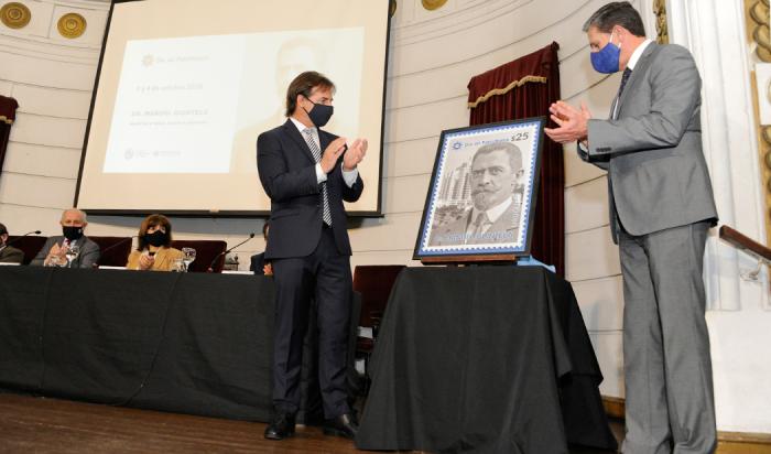 Presidente de la República, Luis Lacalle Pou, y el presidente del Correo Uruguayo, Rafael Navarrine