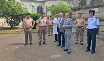 Los ministros Jorge Menéndez y Jorge Basso en el Hospital Militar