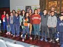 Entrega de certificados de exámenes de la Universidad de Cambridge a alumnos egresados de 6.º año