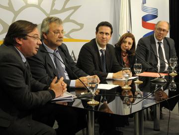 Mesa de autoridades participantes de la conferencia