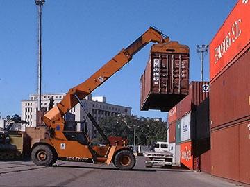 Máquina carga contenedores en el Puerto de Montevideo Máquina carga contenedores en el Puerto de Montevideo