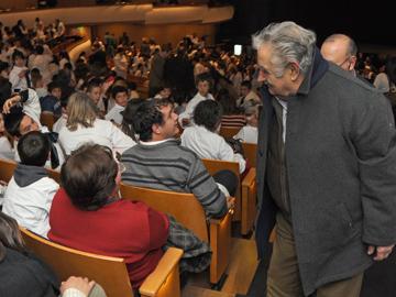Mujica en auditorio del Sodre asistiendo a función de ópera para estudiantes rurales