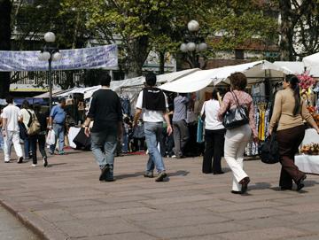 Gente caminando en la plaza