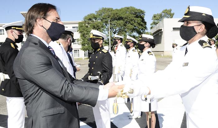 Presidente Lacalle Pou entrega distinción a oficial de la Armada