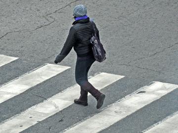 Persona caminando, abrigada