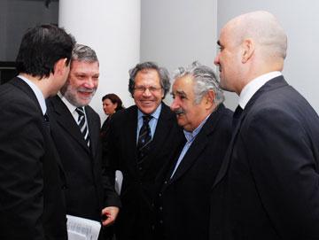 Ministros y Presidente hablando