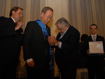 Presidente José Mujica condecorando al Secretario Ban Ki-moon