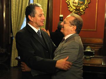 Ambos jerarcas saludándose