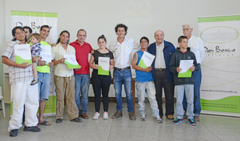 Jóvenes reciben diplomas por egreso del curso de mecánica de motores a gasolina