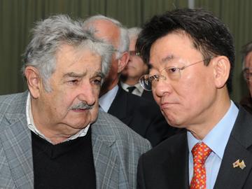 Presidente Mujica junto al embajador de Corea, Yeon Choong Choi