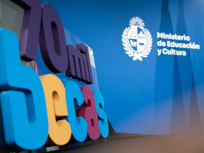 Cartel de 70.000 becas