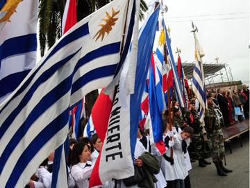 alumnos de escuelas con pabellones patrios