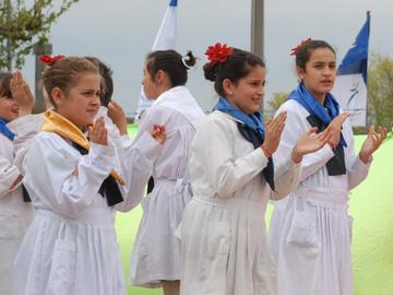 Escolares bailando danzas