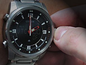 Persona dando cuerda a reloj de pulso