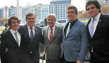 Presidente Vázquez con embajador Guillermo Moreno e hijos.