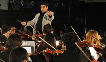 Maestro Ariel Britos dirige orquesta juvenil