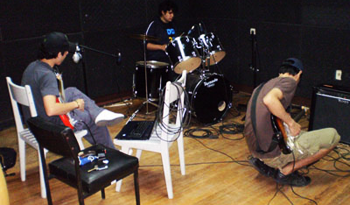 Jóvenes ensayan en usina cultural