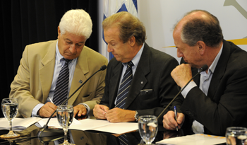 Representantes de cámaras de Comercio y Servicios del Uruguay y de Industrias firman acuerdo ante el ministro Murro