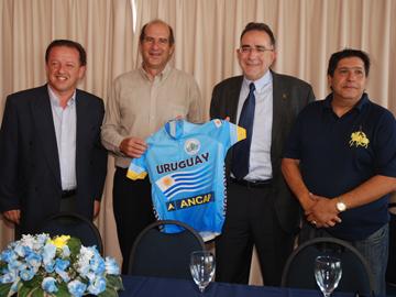 Autoridades firmando
