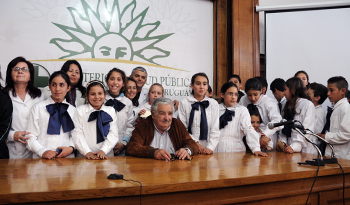 Presidente Mujica junto a escolares y maestros en el Ministerio de Salud Pública