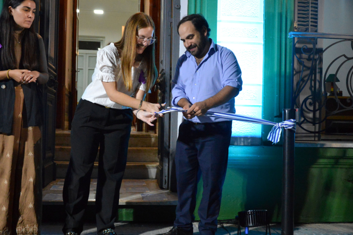 Civila cortando cinta del CDC