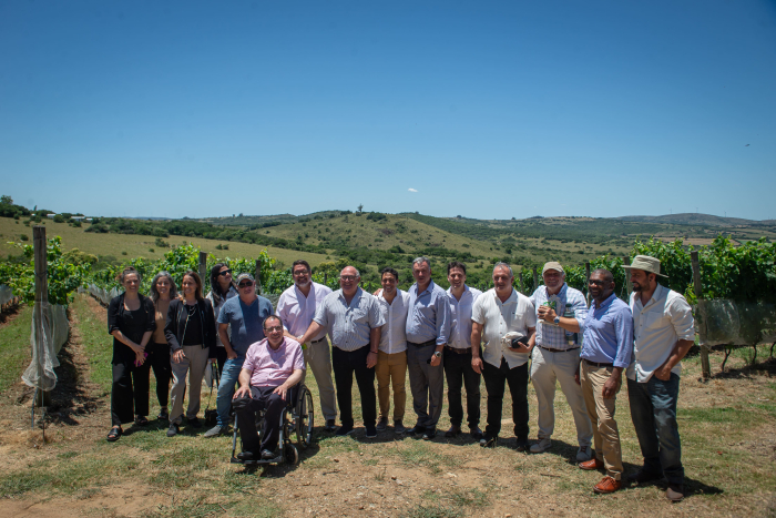 Presidente Orsi, autoridades y representantes de la fundación Ambá, en Maldonado