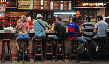 Personas en restaurante