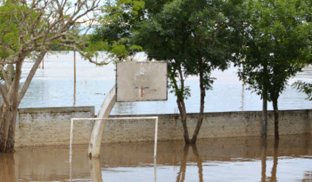 Cancha deportiva inundada en Artigas