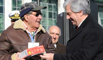 Guillermo Franco recibió la primera tablet de manos del Presidente Tabaré Vázquez