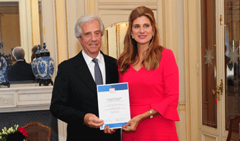 El presidente Tabaré Vázquez recibe distinción de manos de la princesa Dina Mired, de Jordania