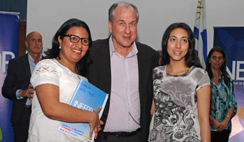 Ministro Ernesto Murro con estudiantes que recibieron certficado de Inefop