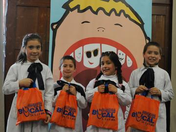 Niños y niñas en el lanzamiento de la 8.ª Semana de Salud Bucal