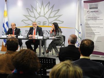 Autoridades en conferencia