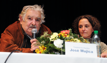 El Presidente José Mujica flanqueado por la intendenta de Artigas, Patricia Ayala