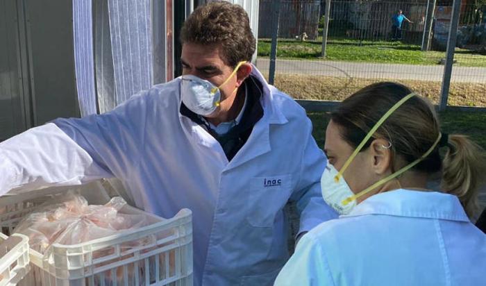 Entrega de productos cárnicos en comedor del departamento de Flores