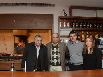 Mujica junto a la parrilla del restaurante “Franquicia Uruguay Natural”