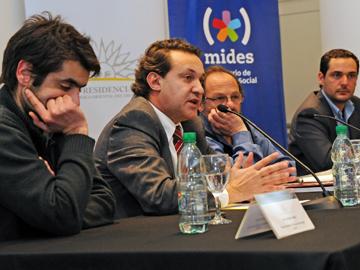 Subdirector de OPP, Jerónimo Roca, presentando el Reporte Social 2013