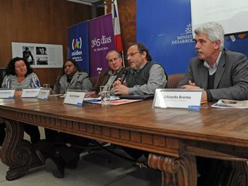 Ministros Brenta y Olesker, Ernesto Murro del BPS, Beatriz Ramírez de INMUJERES, y representantes del PIT-CNT en presentación de documento