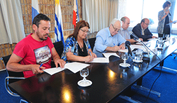 Ministro Víctor Rossi en firma de convenio con organizaciones